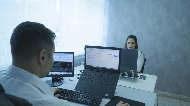 Corretor da Solatium fazendo uma cotação no computador